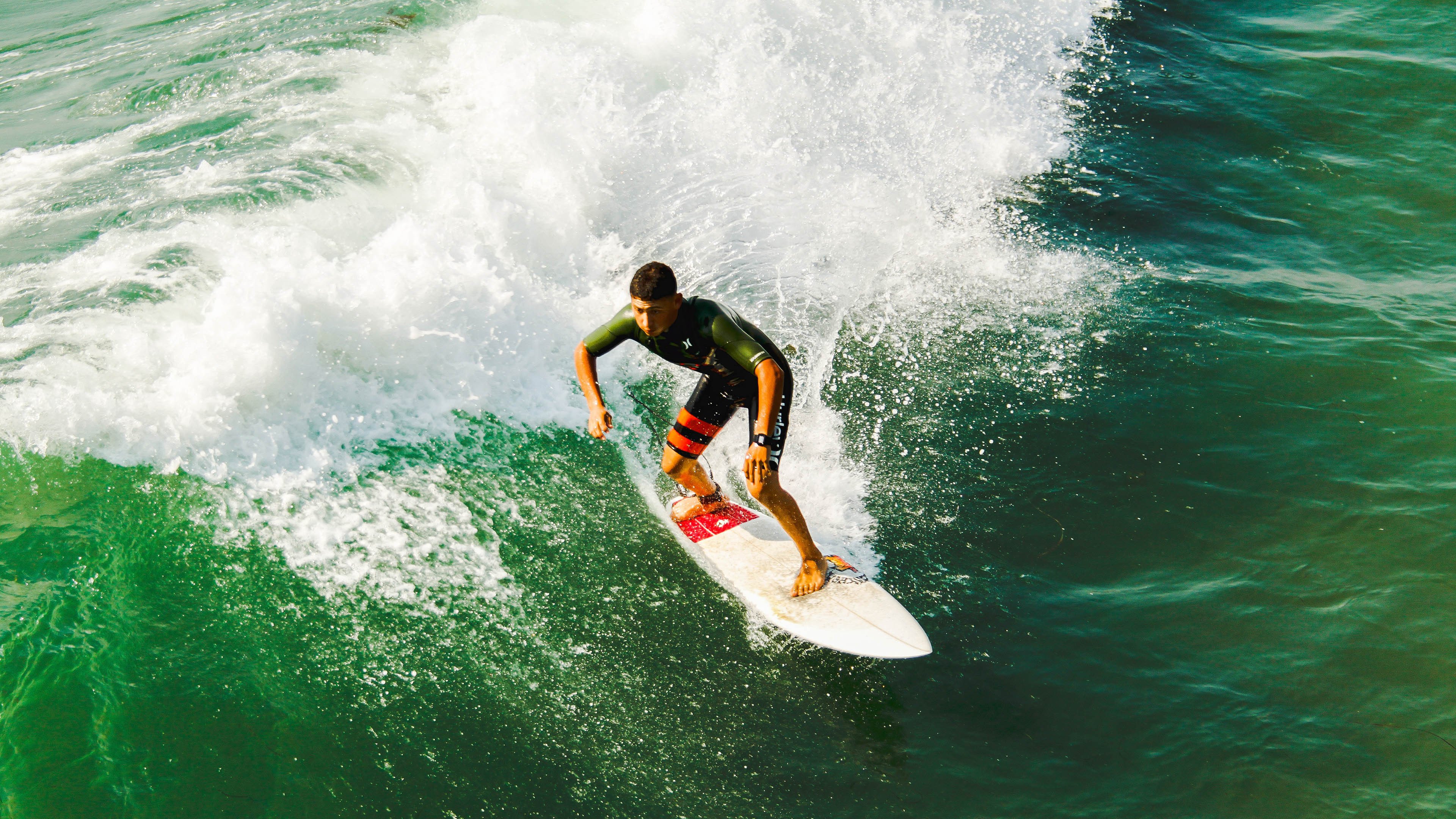 田径赛场焦点!美国队对阵澳大利亚队,历史性突破,球队首次挺进决赛